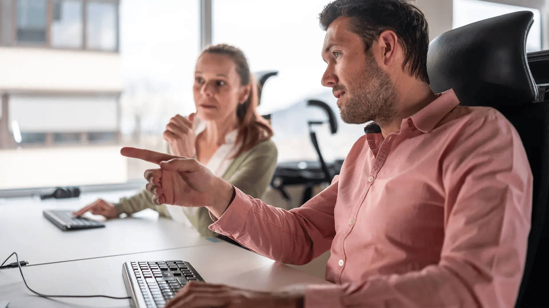 Two telecom engineers working with anomaly detection supported by AI