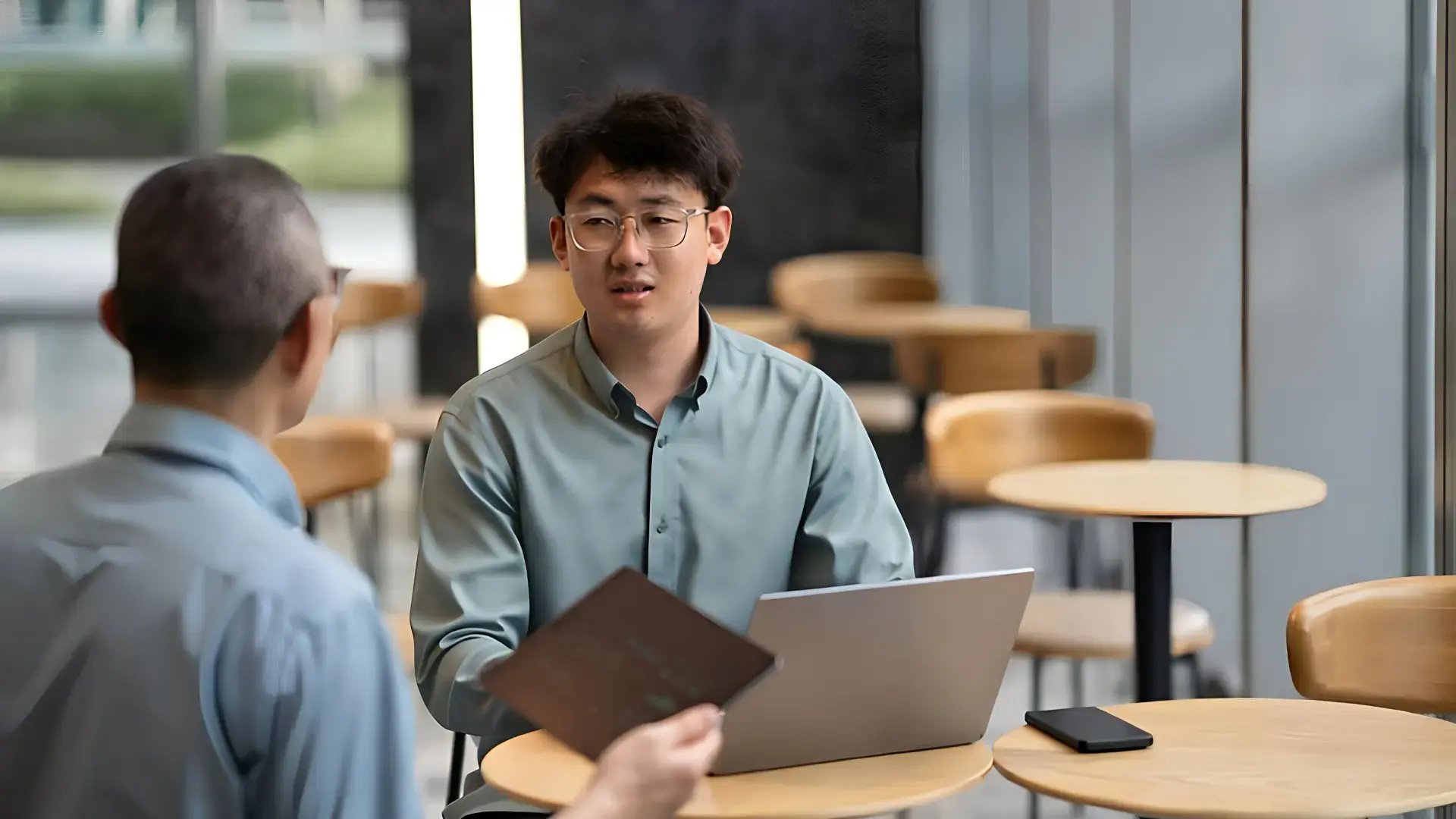 Two telecom engineers discussing data quality before AI processing