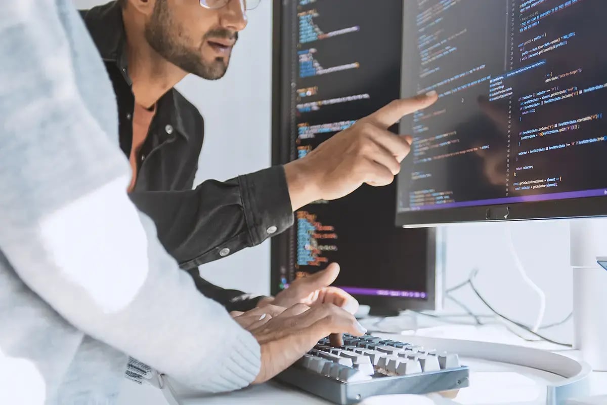 Two Telecom Engineers evaluating 5G Standalone Networks