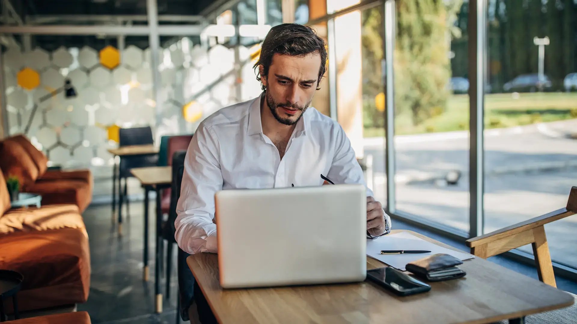 A senior telco engineer working on his laptop thanks to the 5G Core network