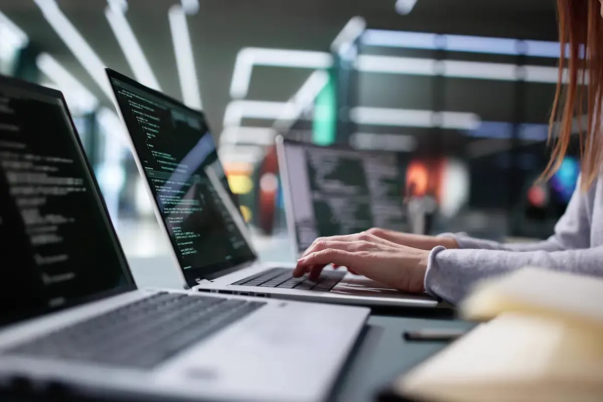 Telecom Engineer working with Service Assurance on her laptop