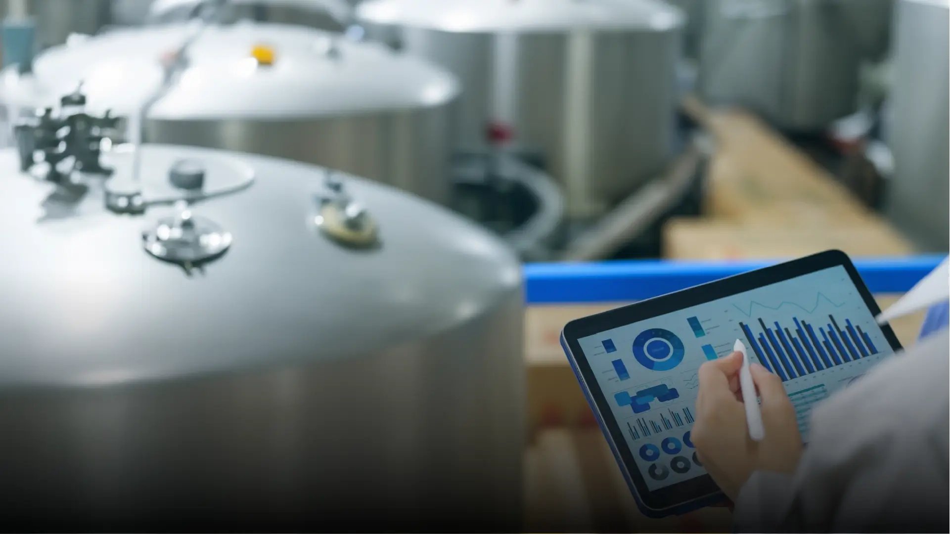 camLine_Solution_Production Logistics_202511_AdobeStock-649143240_RF