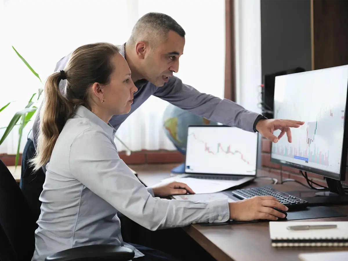 Two telecom engineers working with telco analytics